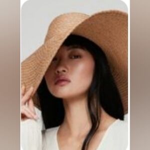 Elegant Tan Straw Wide-Brim Hat Size Medium